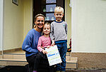 Klara Dreisilker, Leiterin Hengst Kinderland, mit zwei Kindern und dem Zertifikat "FaireKITA"
